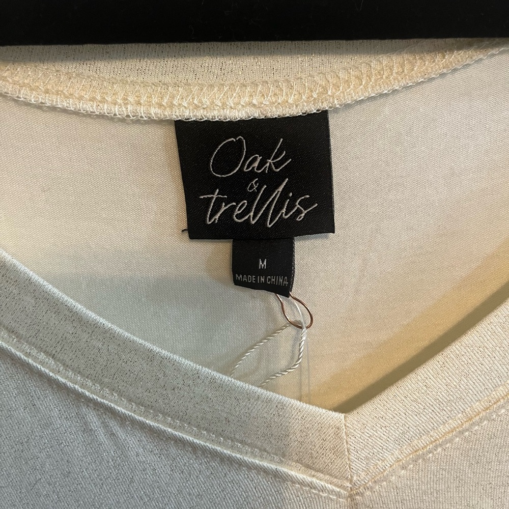 Oak & Trellis Cream Glitter V-Neck Short Sleeve Top - Picture 2 of 4